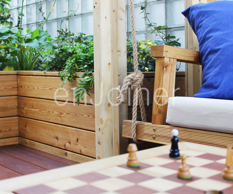 Drewniany salon ogrodowy na balkonie